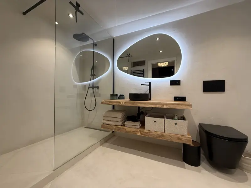 Salle de bain avec meuble vasque en bois